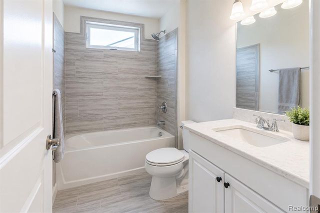5545 Helmsdale Boulevard, West Bloomfield, MI 48322