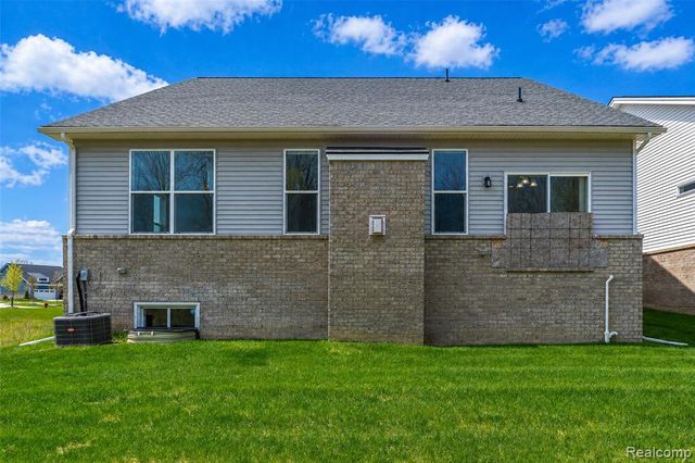 5545 Helmsdale Boulevard, West Bloomfield, MI 48322