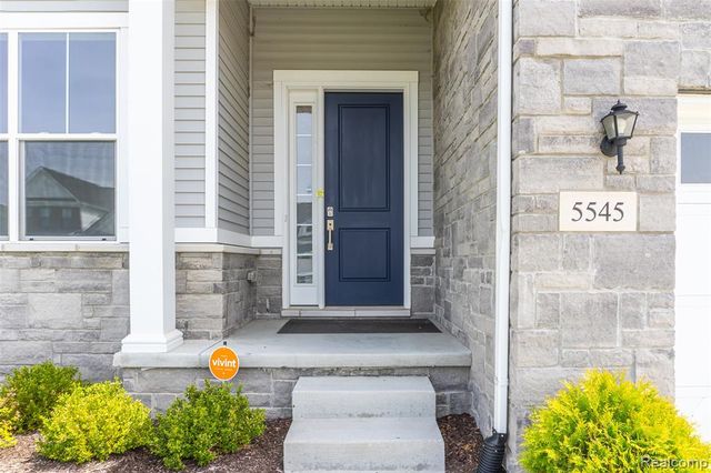 5545 Helmsdale Boulevard, West Bloomfield, MI 48322