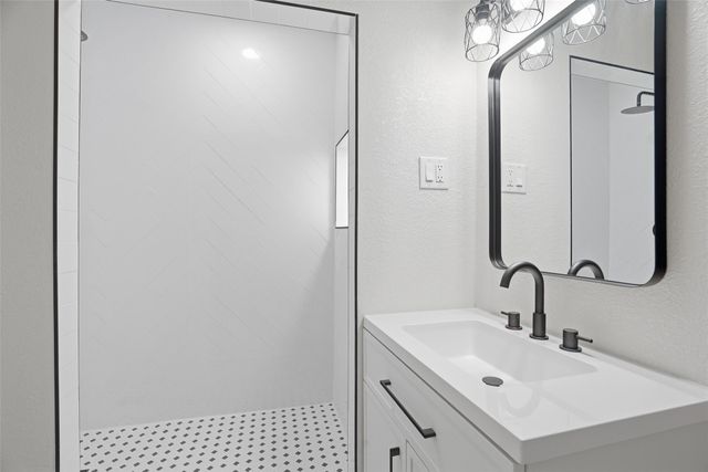 208 Shoreline Drive, Azle, TX 76020