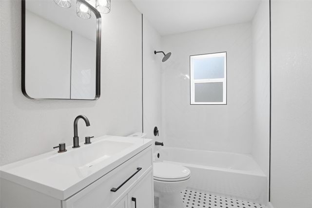 208 Shoreline Drive, Azle, TX 76020