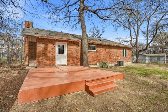 208 Shoreline Drive, Azle, TX 76020