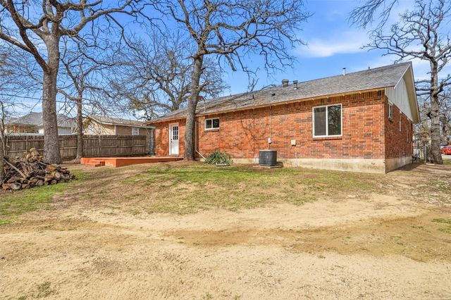 208 Shoreline Drive, Azle, TX 76020