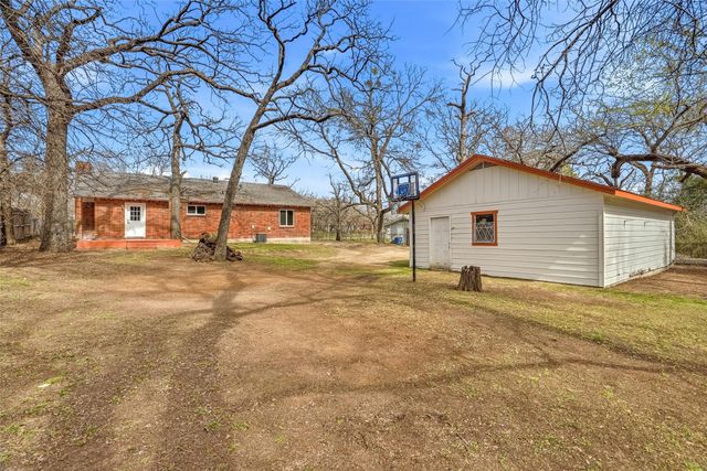 208 Shoreline Drive, Azle, TX 76020