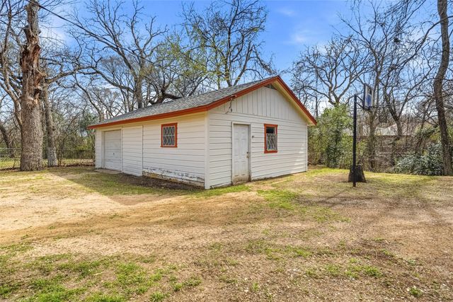 208 Shoreline Drive, Azle, TX 76020