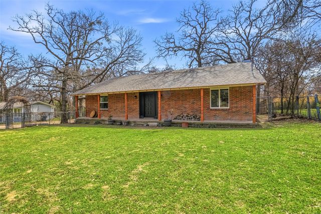 208 Shoreline Drive, Azle, TX 76020