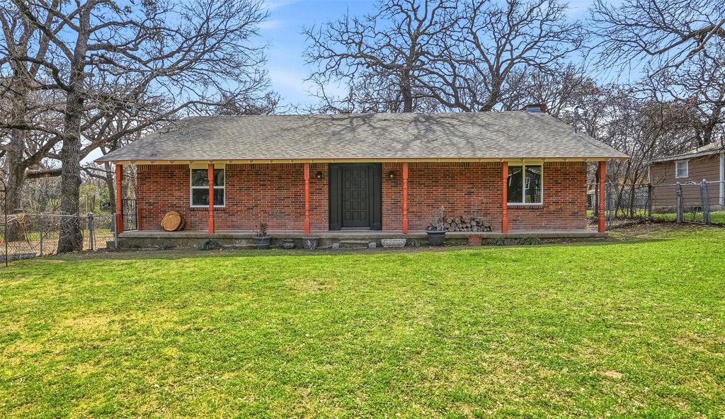 208 Shoreline Drive, Azle, TX 76020