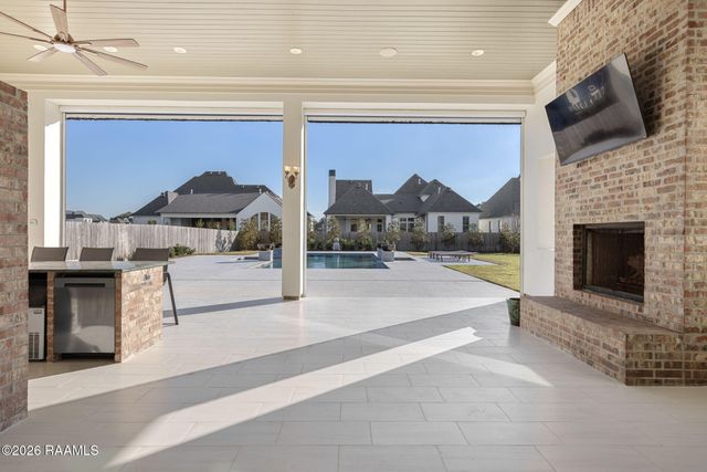 207 Kingfisher Drive, Lafayette, LA 70508