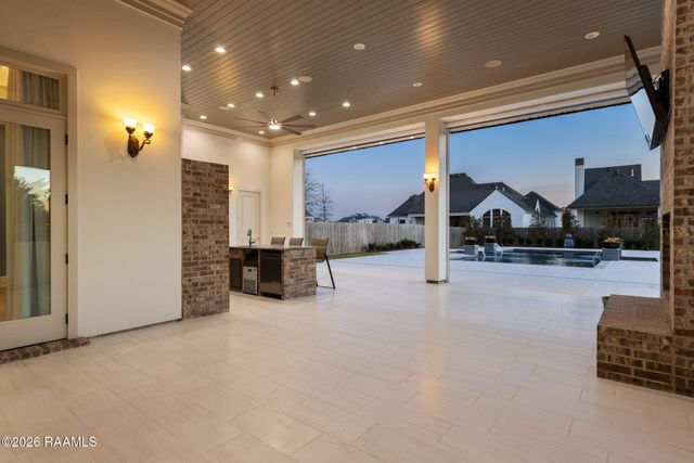 207 Kingfisher Drive, Lafayette, LA 70508