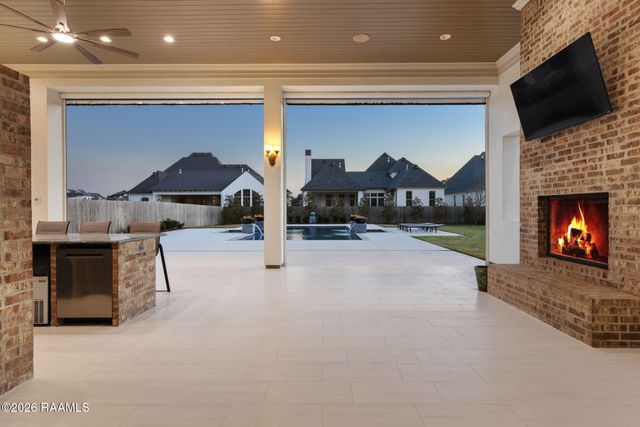 207 Kingfisher Drive, Lafayette, LA 70508