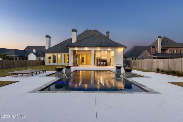 207 Kingfisher Drive, Lafayette, LA 70508