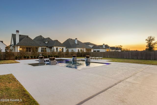 207 Kingfisher Drive, Lafayette, LA 70508