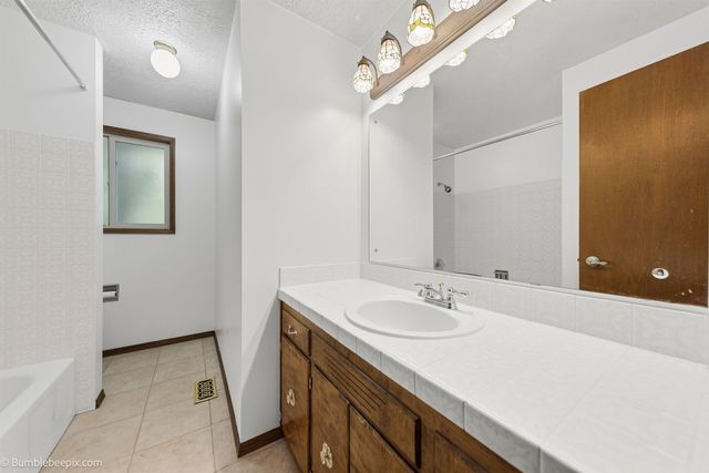 5216 W BAYWOOD Ct, Spokane, WA 99208