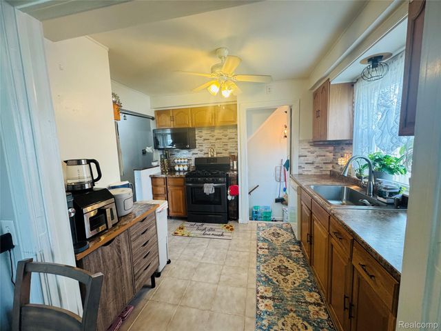 25641 Chalmers Street, Roseville, MI 48066