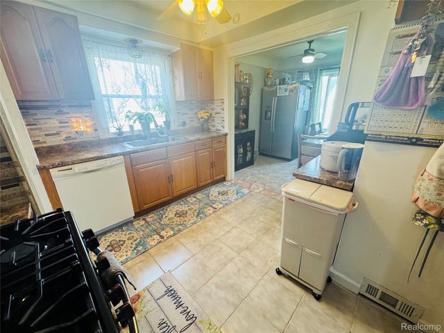 25641 Chalmers Street, Roseville, MI 48066