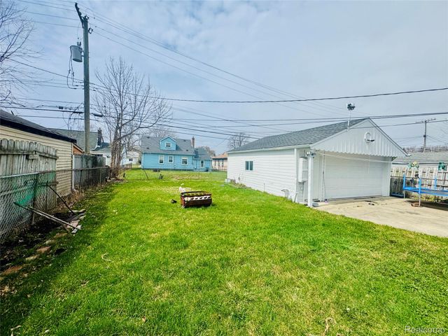 25641 Chalmers Street, Roseville, MI 48066