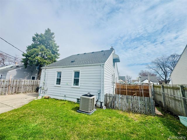 25641 Chalmers Street, Roseville, MI 48066