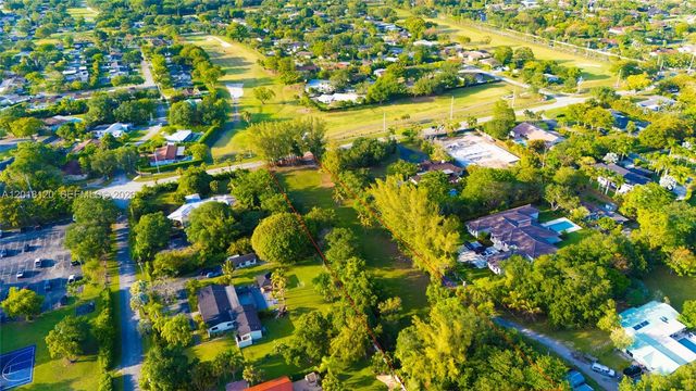 9840 SW 104th St, Miami, FL 33176