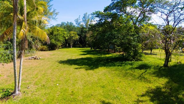 9840 SW 104th St, Miami, FL 33176