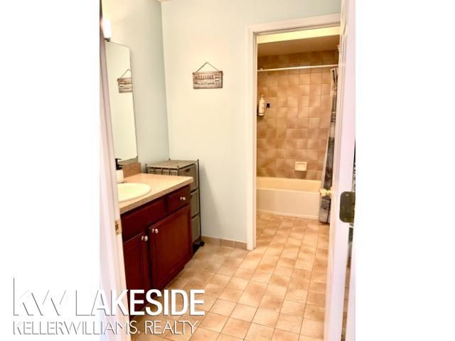 50441 Aldwych Street, Macomb Twp, MI 48044