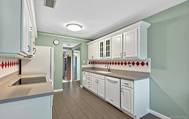 86 Hidden Ponds Circle, Smithtown, NY 11787