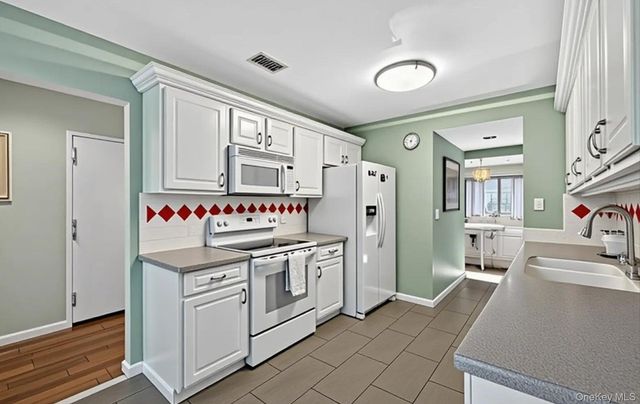 86 Hidden Ponds Circle, Smithtown, NY 11787