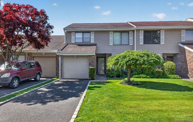 86 Hidden Ponds Circle, Smithtown, NY 11787