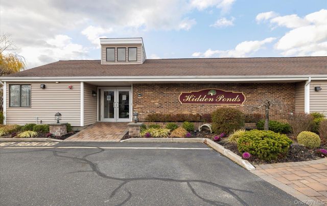 86 Hidden Ponds Circle, Smithtown, NY 11787