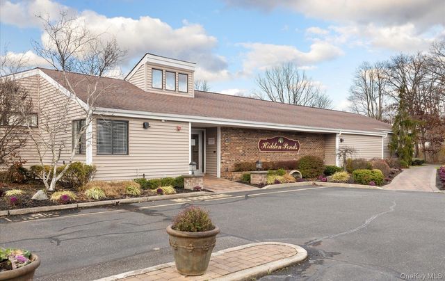 86 Hidden Ponds Circle, Smithtown, NY 11787
