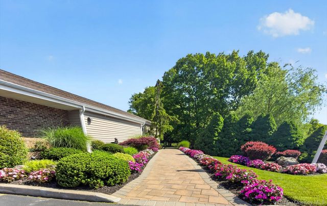 86 Hidden Ponds Circle, Smithtown, NY 11787