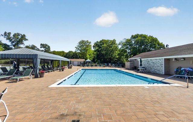 86 Hidden Ponds Circle, Smithtown, NY 11787