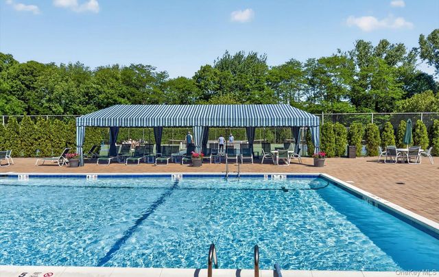 86 Hidden Ponds Circle, Smithtown, NY 11787
