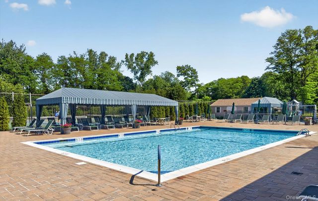 86 Hidden Ponds Circle, Smithtown, NY 11787