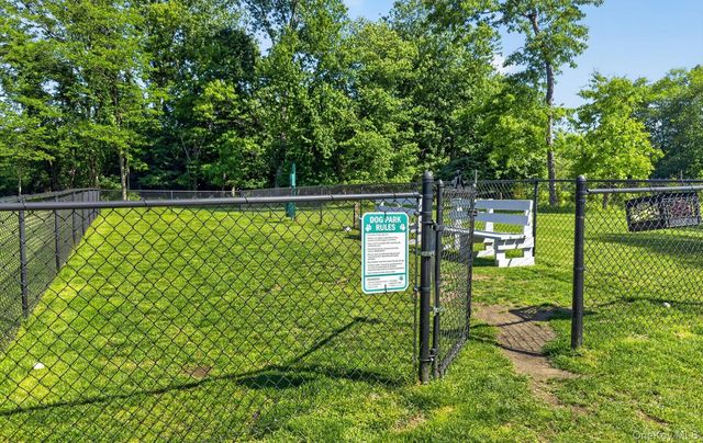 86 Hidden Ponds Circle, Smithtown, NY 11787