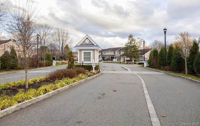 86 Hidden Ponds Circle, Smithtown, NY 11787