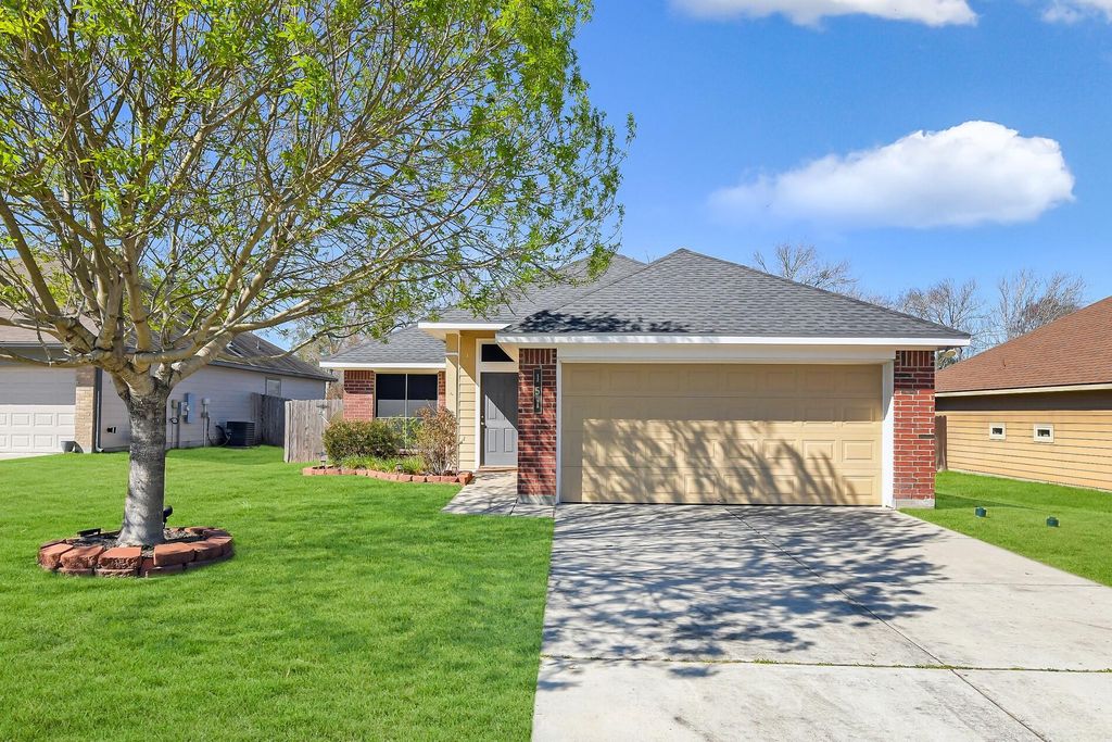 Image 1 of property listing at 151 Doe Run Drive, Huntsville, TX 77320