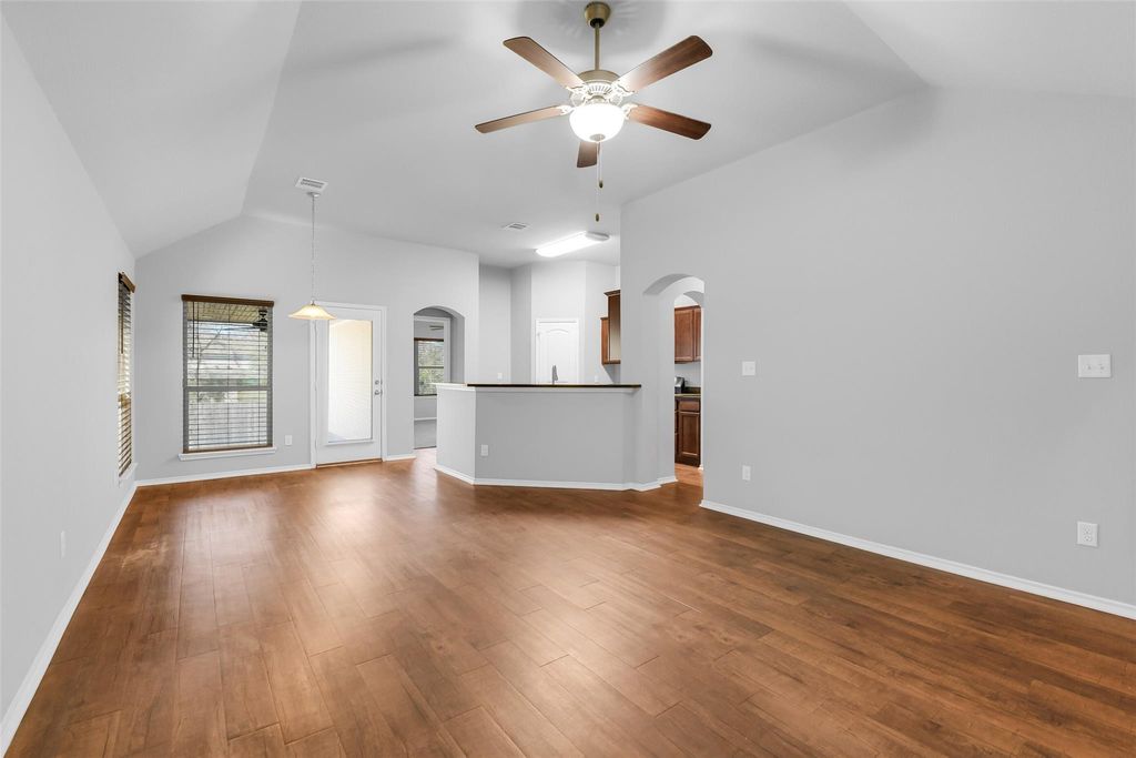 Image 5 of property listing at 151 Doe Run Drive, Huntsville, TX 77320