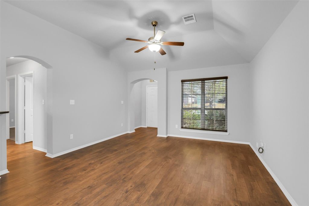 Image 6 of property listing at 151 Doe Run Drive, Huntsville, TX 77320