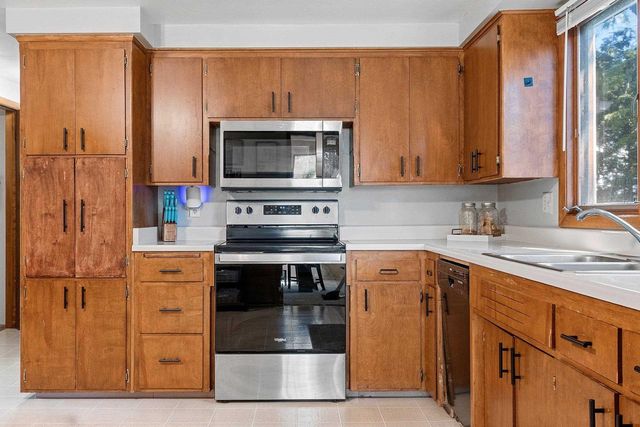 120 IROQUOIS AVENUE, Green Bay, WI 54301