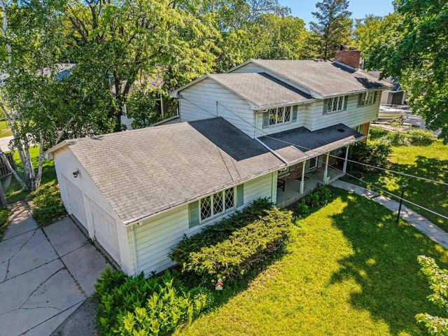 120 IROQUOIS AVENUE, Green Bay, WI 54301