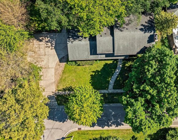 120 IROQUOIS AVENUE, Green Bay, WI 54301