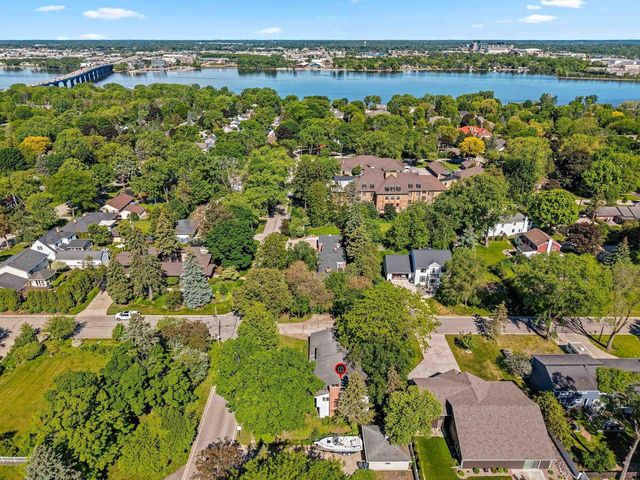 120 IROQUOIS AVENUE, Green Bay, WI 54301