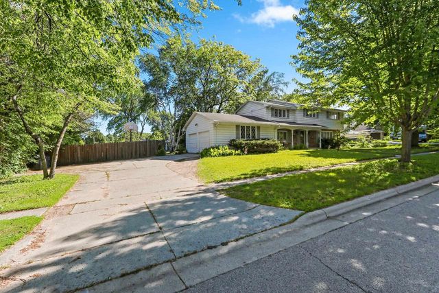 120 IROQUOIS AVENUE, Green Bay, WI 54301