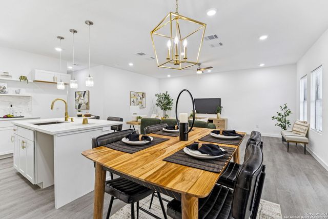 1722 W Ridgewood Ct, San Antonio, TX 78201