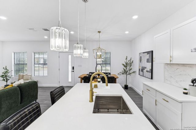 1722 W Ridgewood Ct, San Antonio, TX 78201