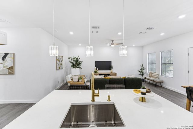 1722 W Ridgewood Ct, San Antonio, TX 78201