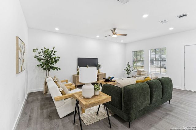 1722 W Ridgewood Ct, San Antonio, TX 78201