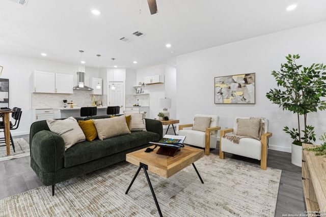 1722 W Ridgewood Ct, San Antonio, TX 78201