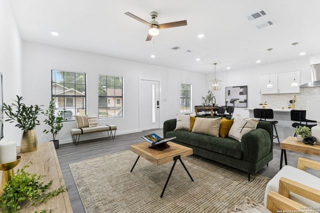 1722 W Ridgewood Ct, San Antonio, TX 78201