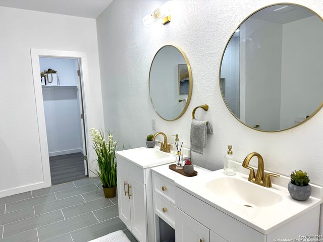 1722 W Ridgewood Ct, San Antonio, TX 78201